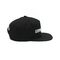 Logo ricamato bianco della chiusura del bordo dei cappelli piani neri di plastica di Snapback
