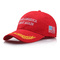 Il cappello rosso del secchio di Donald Trump, tiene grande MAGA presidente 2020 del cappello del secchio dell'America