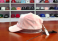 Berretti da baseball del pannello di rosa 6 del tessuto del velluto con il logo del ricamo/i cappelli Bill della curva