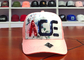Logo rosa di seta del ricamo dei berretti da baseball dello zecchino del bordo della curva/cappelli d'avanguardia del papà