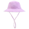 La falda dei neonati dell'estate espone al sole il tessuto comune del cappuccio del secchio dei bambini del cappello