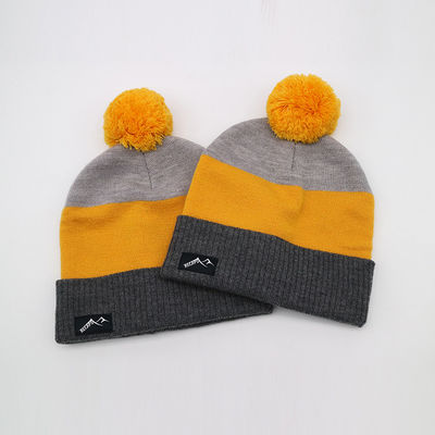 Il peso leggero 58CM tricotta Beanie Hats For Winter Season in Grey Yellow nero