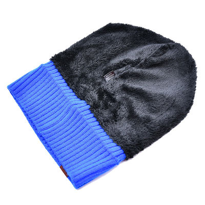 Cappelli caldi a maglia di tendenza con tessuto comune