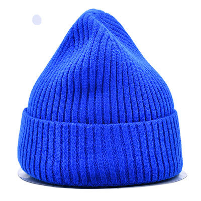 Cappelli caldi a maglia di tendenza con tessuto comune