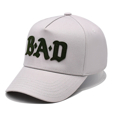 Cappuccio da baseball a cinque pannelli con punti per abbinare il colore del tessuto con patch attaccato