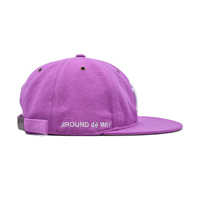 Cappello rosa a bordo piatto con chiusura in tessuto e logo ricamato in 3D
