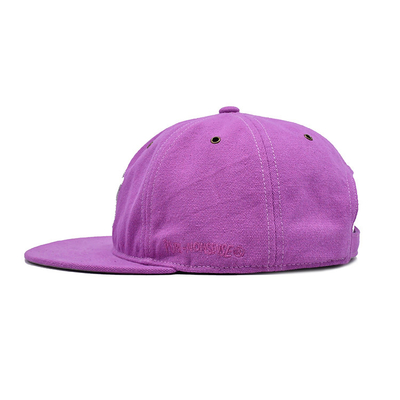Cappello rosa a bordo piatto con chiusura in tessuto e logo ricamato in 3D
