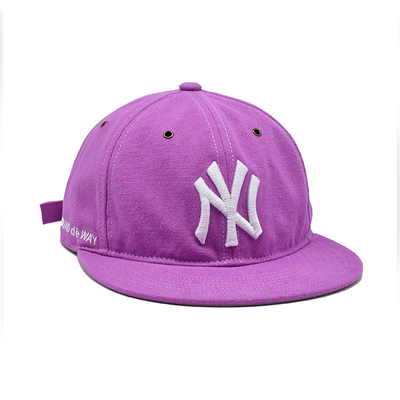 Cappello rosa a bordo piatto con chiusura in tessuto e logo ricamato in 3D