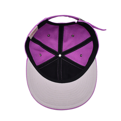 Cappello rosa a bordo piatto con chiusura in tessuto e logo ricamato in 3D