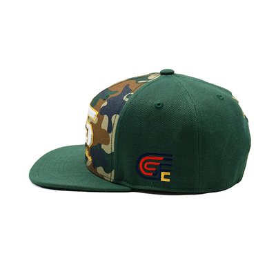 Cappelli Snapback in plastica traspirante con bordo piatto strutturato e logo ricamato personalizzato colore camuffato