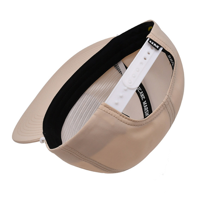Cappucci di retro leggeri e traspiranti con chiusura in plastica e cerotto ricamato