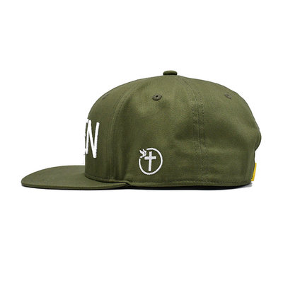 Cappello con logo ricamato con cotone leggero