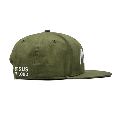 Cappello con logo ricamato con cotone leggero