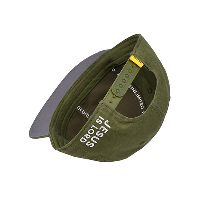 Cappello con logo ricamato con cotone leggero