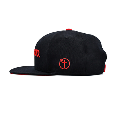 Cappello Snapback in dimensioni regolabili con logo ricamato in 3D e etichetta tessuta stampata con nastro interno