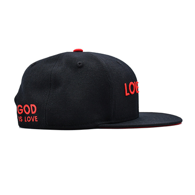 Cappello Snapback in dimensioni regolabili con logo ricamato in 3D e etichetta tessuta stampata con nastro interno