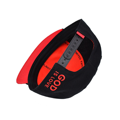 Cappello Snapback in dimensioni regolabili con logo ricamato in 3D e etichetta tessuta stampata con nastro interno