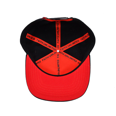 Cappello Snapback in dimensioni regolabili con logo ricamato in 3D e etichetta tessuta stampata con nastro interno