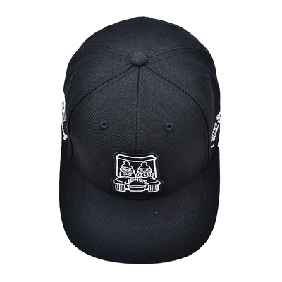 Cappelli con visore piatto, ricamati, di tessuto di cotone e con nastro ad incisione