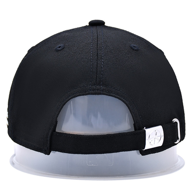 Cappelli con visore piatto, ricamati, di tessuto di cotone e con nastro ad incisione