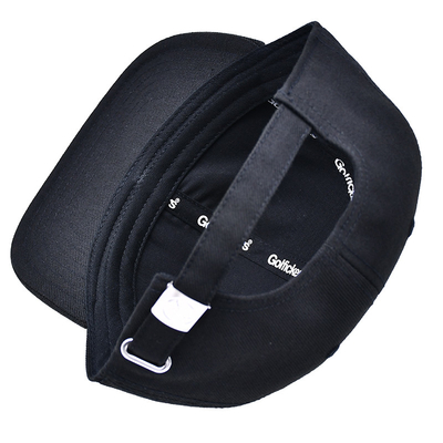 Cappelli con visore piatto, ricamati, di tessuto di cotone e con nastro ad incisione