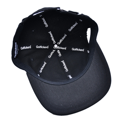 Cappelli con visore piatto, ricamati, di tessuto di cotone e con nastro ad incisione