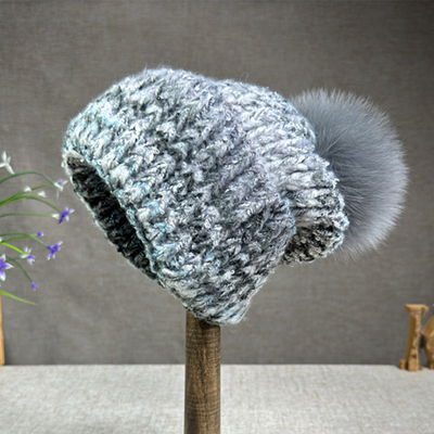2024 Cappello Nuovo Donne Cappello a maglia in cashmere Cappello d'autunno/inverno di pelliccia di volpe Pompom Cappello a bordo ricciato Cappuccio colorato di protezione dell'orecchio