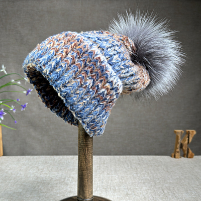 2024 Cappello Nuovo Donne Cappello a maglia in cashmere Cappello d'autunno/inverno di pelliccia di volpe Pompom Cappello a bordo ricciato Cappuccio colorato di protezione dell'orecchio
