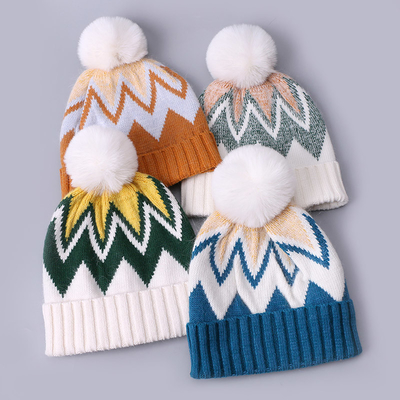 Cappucci ricamati su misura Cappucci a maglia invernale Stripe a disegno caldo morbido Pompom Puff Print Cappuccio produttore
