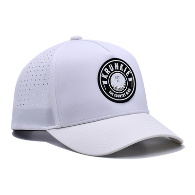 Cappello da papà sportivo con logo in gomma PVC a 5 pannelli personalizzato OEM, fori tagliati al laser e perforati, resistente all'acqua e ai raggi UV, bianco