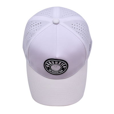 Cappello da papà sportivo con logo in gomma PVC a 5 pannelli personalizzato OEM, fori tagliati al laser e perforati, resistente all'acqua e ai raggi UV, bianco