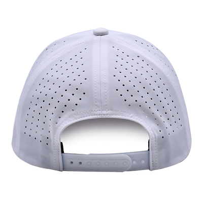 Cappello da papà sportivo con logo in gomma PVC a 5 pannelli personalizzato OEM, fori tagliati al laser e perforati, resistente all'acqua e ai raggi UV, bianco