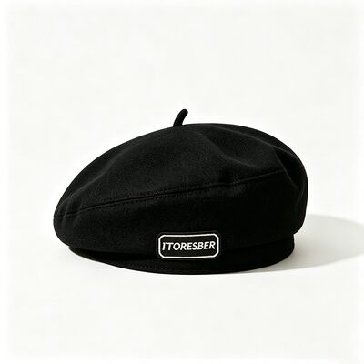 Classico berretto nero con cappello di alta durata solo cura a mano miscela di lana morbida con etichetta di lettere e versatilità per tutte le stagioni