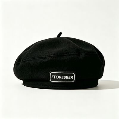 Classico berretto nero con cappello di alta durata solo cura a mano miscela di lana morbida con etichetta di lettere e versatilità per tutte le stagioni