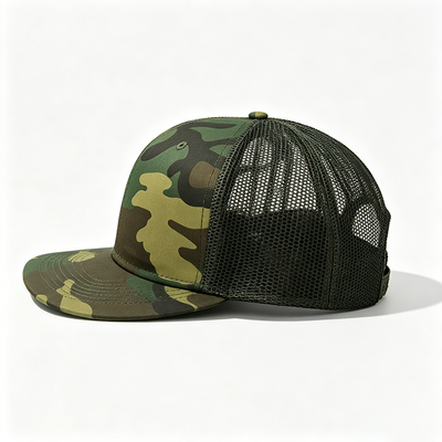 Cappelli leggeri a bordo piatto con visore piatto in nero e in qualsiasi colore adatti agli accessori di moda