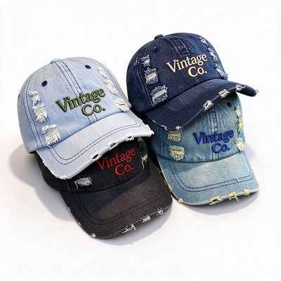 Cappellino da baseball vintage in denim effetto invecchiato con ricamo a rilievo. Si consiglia il lavaggio a mano. Cinturino regolabile per diverse dimensioni della testa
